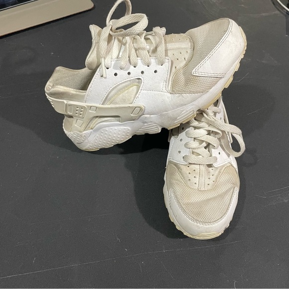 Nike Huarache Sneakers Kids - White - 65425-110 - SIZE 5.5Y - Picture 1 of 6